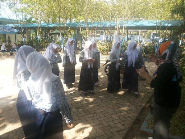 English Village of SMPN 4 Bantimurung Sesi latihan Vocal Group